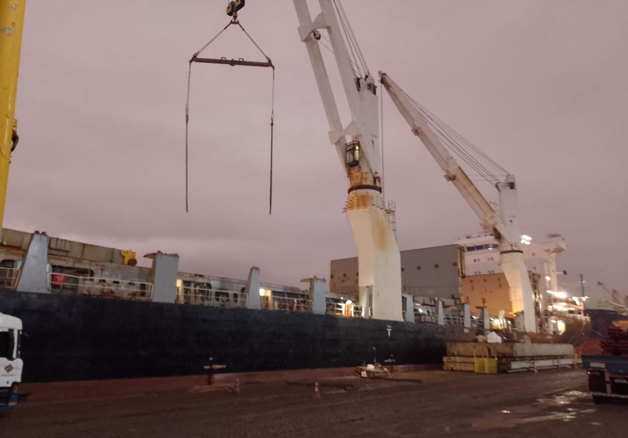 Cargo lift alongside the vessel during a night operation