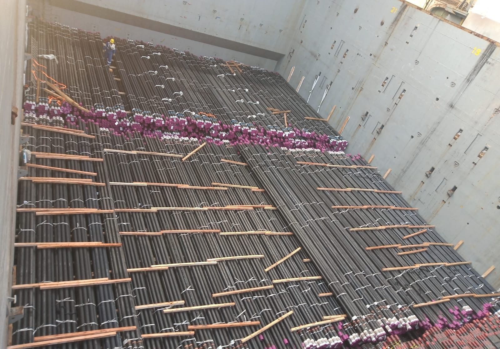 Vessel hold consolidated with lashed cargo